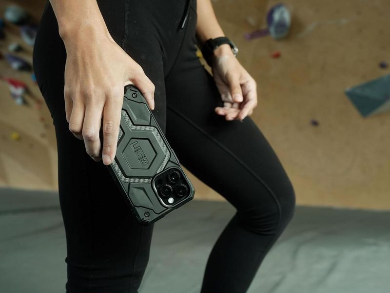 Чехол UAG Monarch Pro MagSafe Carbon Fiber для iPhone 15 Pro 2494894775 фото